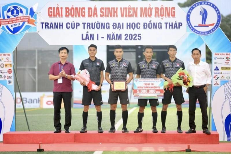 Một cầu thủ đá hỏng 2 quả 11 m, đội Trường ĐH Đồng Tháp đánh rơi chức vô địch- Ảnh 7. Một cầu thủ đá hỏng 2 quả 11 m, đội Trường ĐH Đồng Tháp đánh rơi chức vô địch- Ảnh 7.