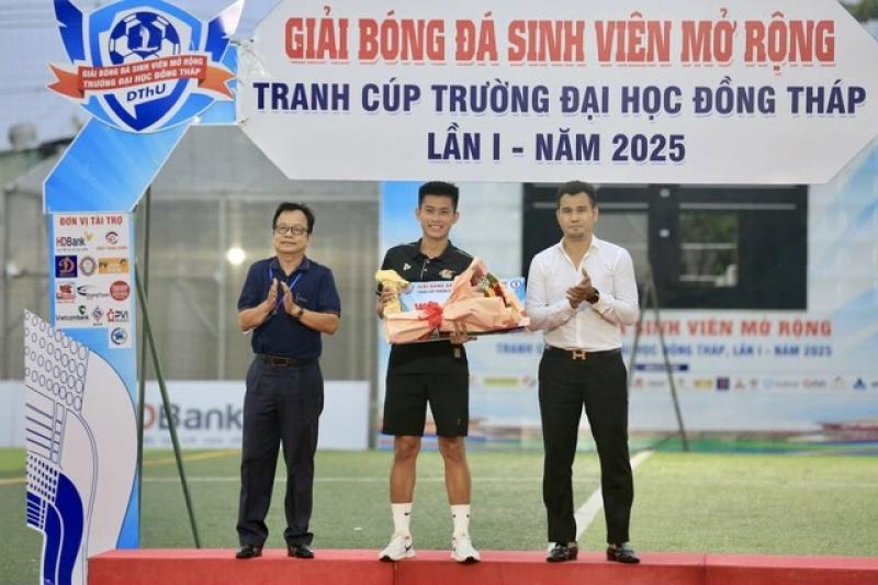Một cầu thủ đá hỏng 2 quả 11 m, đội Trường ĐH Đồng Tháp đánh rơi chức vô địch- Ảnh 9. Một cầu thủ đá hỏng 2 quả 11 m, đội Trường ĐH Đồng Tháp đánh rơi chức vô địch- Ảnh 9.