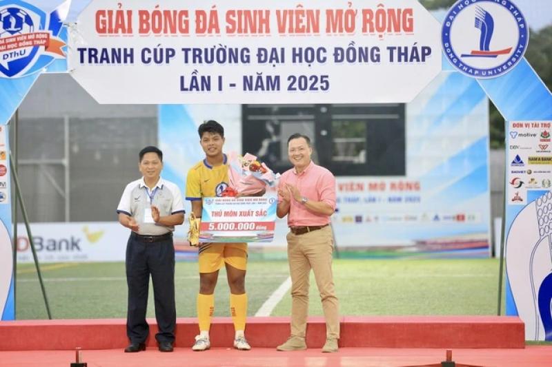 Một cầu thủ đá hỏng 2 quả 11 m, đội Trường ĐH Đồng Tháp đánh rơi chức vô địch- Ảnh 8. Một cầu thủ đá hỏng 2 quả 11 m, đội Trường ĐH Đồng Tháp đánh rơi chức vô địch- Ảnh 8.