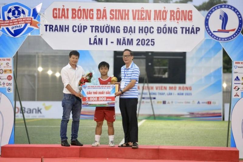 Một cầu thủ đá hỏng 2 quả 11 m, đội Trường ĐH Đồng Tháp đánh rơi chức vô địch- Ảnh 10. Một cầu thủ đá hỏng 2 quả 11 m, đội Trường ĐH Đồng Tháp đánh rơi chức vô địch- Ảnh 10.