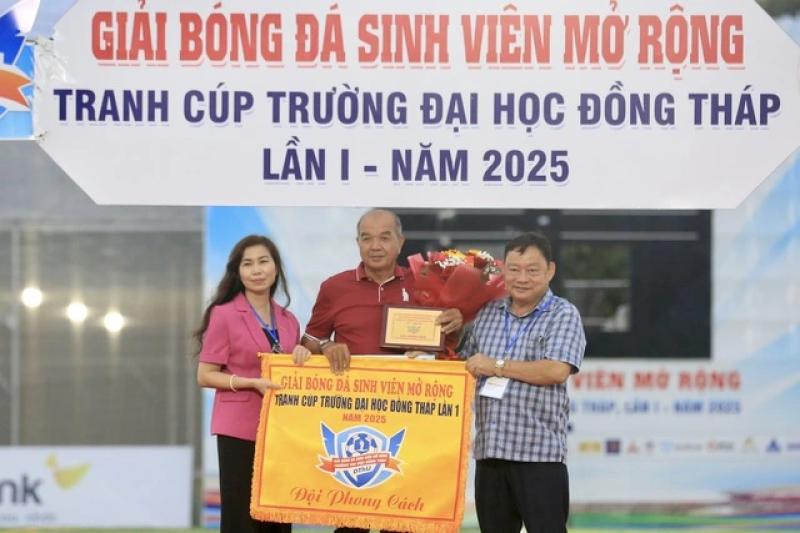 Một cầu thủ đá hỏng 2 quả 11 m, đội Trường ĐH Đồng Tháp đánh rơi chức vô địch- Ảnh 11. Một cầu thủ đá hỏng 2 quả 11 m, đội Trường ĐH Đồng Tháp đánh rơi chức vô địch- Ảnh 11.