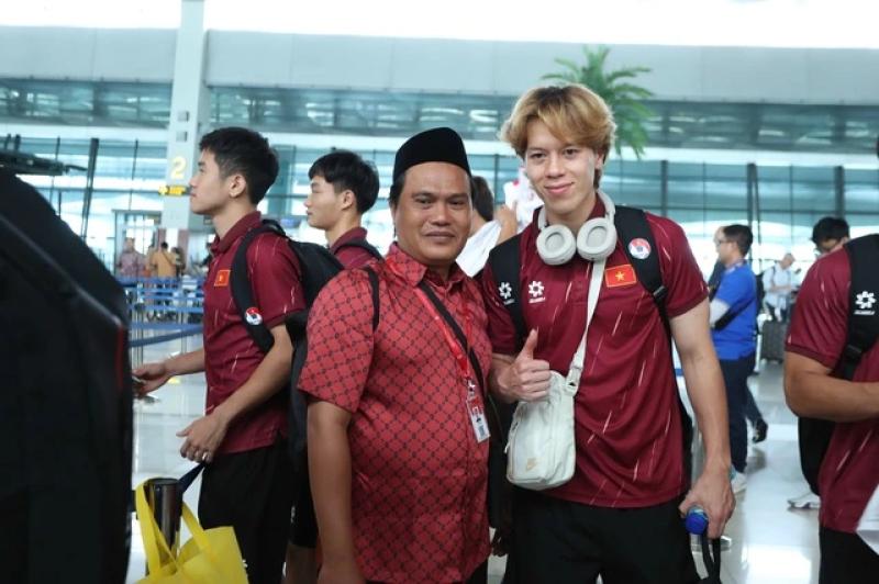 Đình Bắc ‘khệ nệ’ cầm cúp, CĐV Indonesia xin chữ ký U.23 Việt Nam ở sân bay- Ảnh 8. Đình Bắc ‘khệ nệ’ cầm cúp, CĐV Indonesia xin chữ ký U.23 Việt Nam ở sân bay- Ảnh 8.