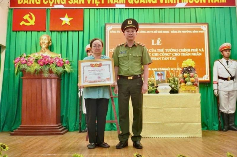 Trung tướng Mai Hoàng, Giám đốc Công an TP.HCM thăm các gia đình chính sách - Ảnh 3.