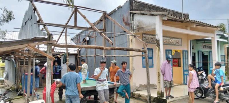 Lốc xoáy tại Cà Mau, 15 căn nhà sập và tốc mái- Ảnh 1. Lốc xoáy tại Cà Mau, 15 căn nhà sập và tốc mái- Ảnh 1.