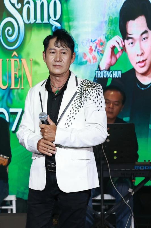 Giọng ca 'Mưa bụi' từng kiếm 2 cây vàng mỗi đêm: Tôi buồn cho số phận của mình - Ảnh 1. Giọng ca 'Mưa bụi' từng kiếm 2 cây vàng mỗi đêm: Tôi buồn cho số phận của mình - Ảnh 1.