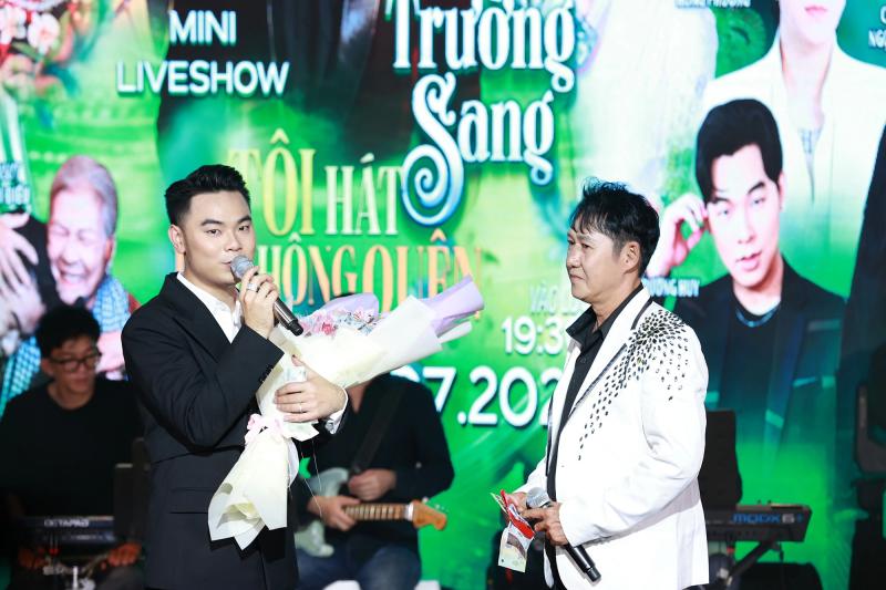 Giọng ca 'Mưa bụi' tái xuất sau 16 năm bị bệnh tật hành hạ- Ảnh 3. Giọng ca 'Mưa bụi' tái xuất sau 16 năm bị bệnh tật hành hạ- Ảnh 3.