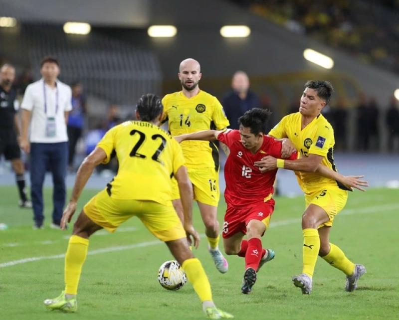 Bóng đá Malaysia có nguy cơ bị FIFA cấm đến năm 2027, hủy trận thắng đội tuyển Việt Nam?- Ảnh 1. Bóng đá Malaysia có nguy cơ bị FIFA cấm đến năm 2027, hủy trận thắng đội tuyển Việt Nam?- Ảnh 1.