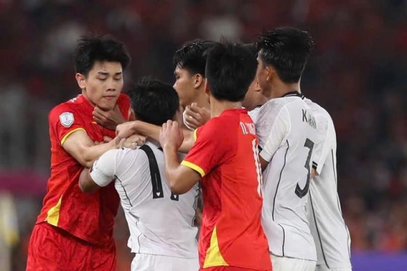 Đình Bắc về nước với đầy vết xước trên cổ nhưng chỉ nhớ đến... trọng tài thổi chung kết- Ảnh 3. Đình Bắc về nước với đầy vết xước trên cổ nhưng chỉ nhớ đến... trọng tài thổi chung kết- Ảnh 3.