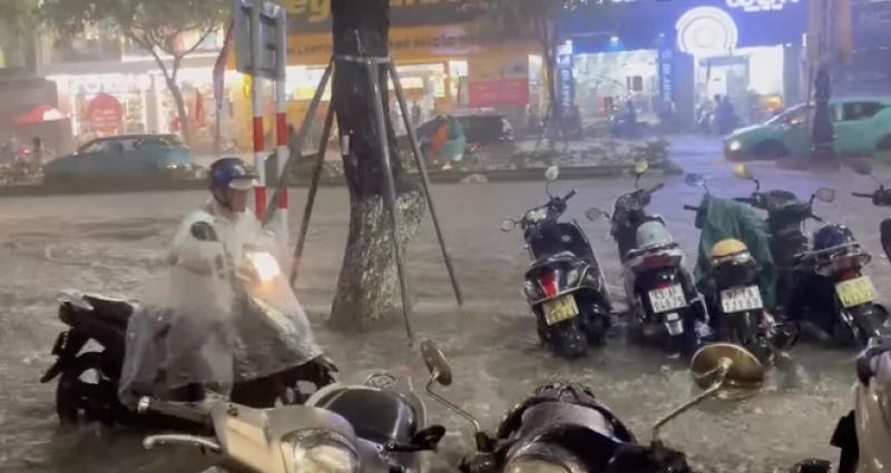 Mưa như trút nước khiến đường phố Đà Nẵng ngập nặng, CSGT căng mình phân luồng - Ảnh 4. Mưa như trút nước khiến đường phố Đà Nẵng ngập nặng - Ảnh 4.