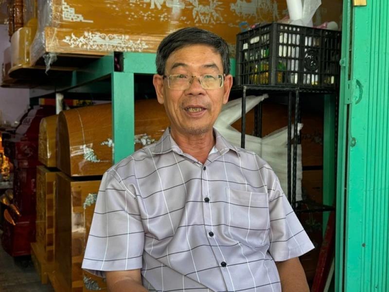 Nghề mai táng ở TP.HCM: 'Nghề này hay lắm con'- Ảnh 1. Nghề mai táng ở TP.HCM: 'Nghề này hay lắm con'- Ảnh 1.