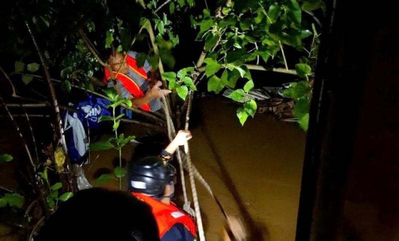 Mưa như trút nước khiến đường phố Đà Nẵng ngập nặng - Ảnh 8.