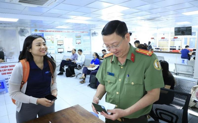Công an Đồng Nai: 'Tăng ca' cấp định danh điện tử mức 2 cho người nước ngoài- Ảnh 1. Công an Đồng Nai: 'Tăng ca' cấp định danh điện tử mức 2 cho người nước ngoài- Ảnh 1.