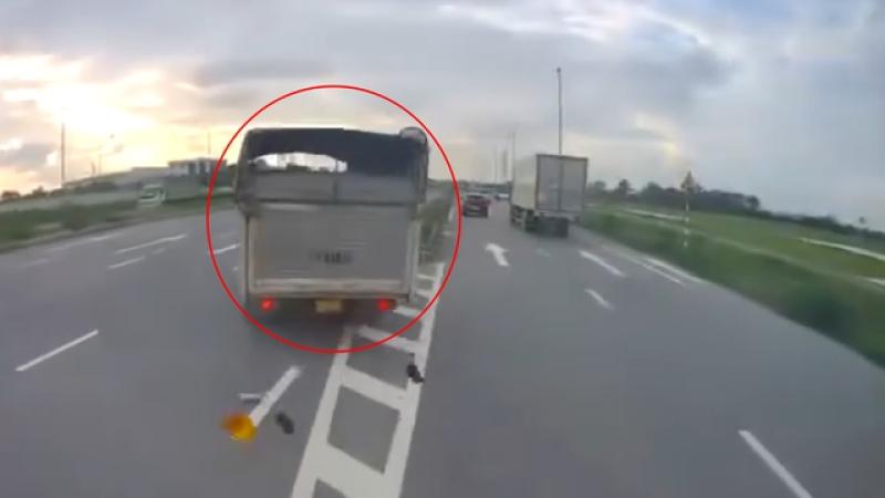Xe tải đè vạch xương cá, tạt đầu quệt văng gương ô tô khác rồi bỏ chạy - Ảnh 1.