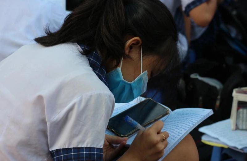 TP.HCM dự kiến cấm học sinh dùng điện thoại ở trường - Ảnh 1. TP.HCM dự kiến cấm học sinh dùng điện thoại ở trường - Ảnh 1.