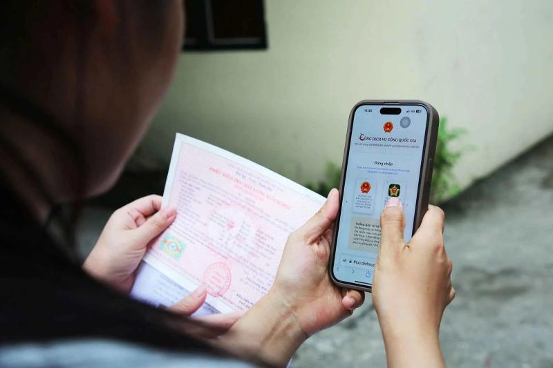 - Ảnh 1. Người dân bất ngờ khi chỉ mất vài phút để đăng ký xe - Ảnh 1.