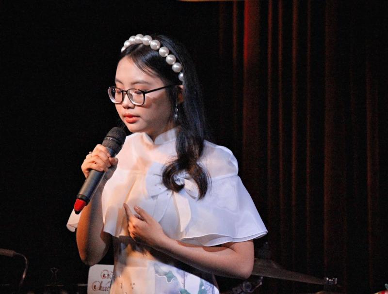 Phương Mỹ Chi: Từ 'cô bé dân ca' đến gương mặt gây chú ý ở - Ảnh 2.