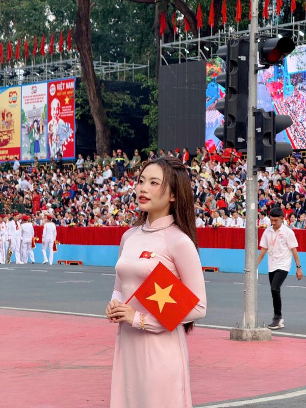 Phương Mỹ Chi: Từ 'cô bé dân ca' đến gương mặt gây chú ý ở - Ảnh 7.