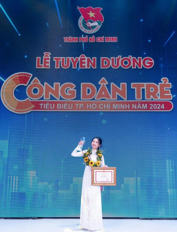 Phương Mỹ Chi: Từ 'cô bé dân ca' đến gương mặt gây chú ý ở - Ảnh 5.
