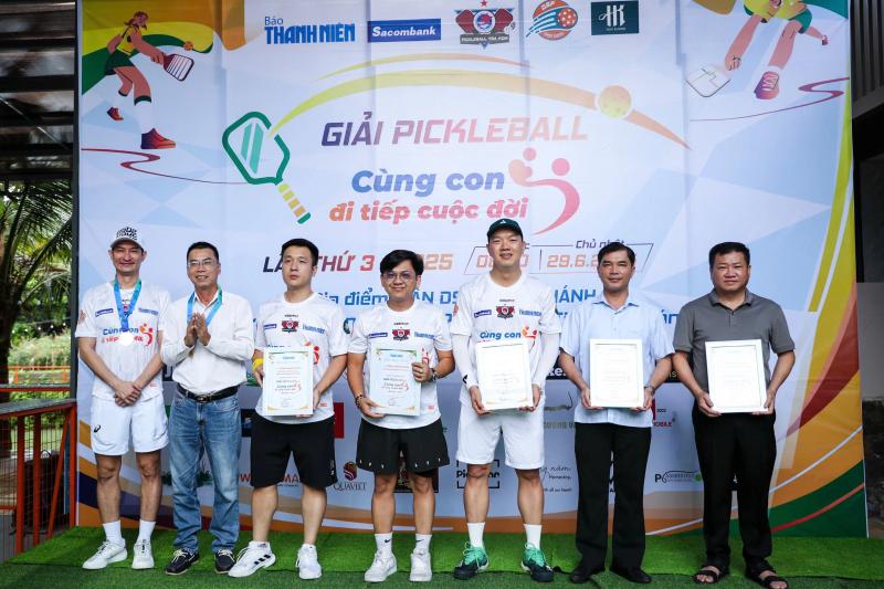 Trao trực tiếp 150 triệu đồng tại giải pickleball 'Cùng con đi tiếp cuộc đời' lần 3- Ảnh 17. Trao trực tiếp 150 triệu đồng tại giải pickleball 'Cùng con đi tiếp cuộc đời' lần 3- Ảnh 17.
