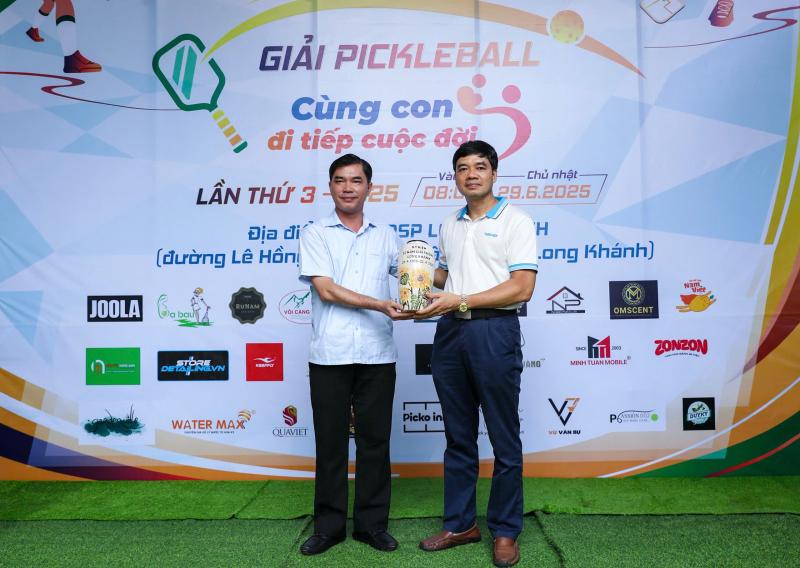 Trao trực tiếp 150 triệu đồng tại giải pickleball 'Cùng con đi tiếp cuộc đời' lần 3- Ảnh 23. Trao trực tiếp 150 triệu đồng tại giải pickleball 'Cùng con đi tiếp cuộc đời' lần 3- Ảnh 23.