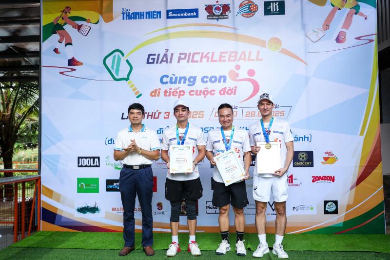 Trao trực tiếp 150 triệu đồng tại giải pickleball 'Cùng con đi tiếp cuộc đời' lần 3- Ảnh 18. Trao trực tiếp 150 triệu đồng tại giải pickleball 'Cùng con đi tiếp cuộc đời' lần 3- Ảnh 18.