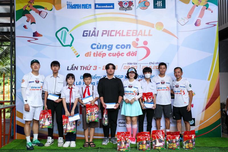 Trao trực tiếp 150 triệu đồng tại giải pickleball 'Cùng con đi tiếp cuộc đời' lần 3- Ảnh 13. Trao trực tiếp 150 triệu đồng tại giải pickleball 'Cùng con đi tiếp cuộc đời' lần 3- Ảnh 13.