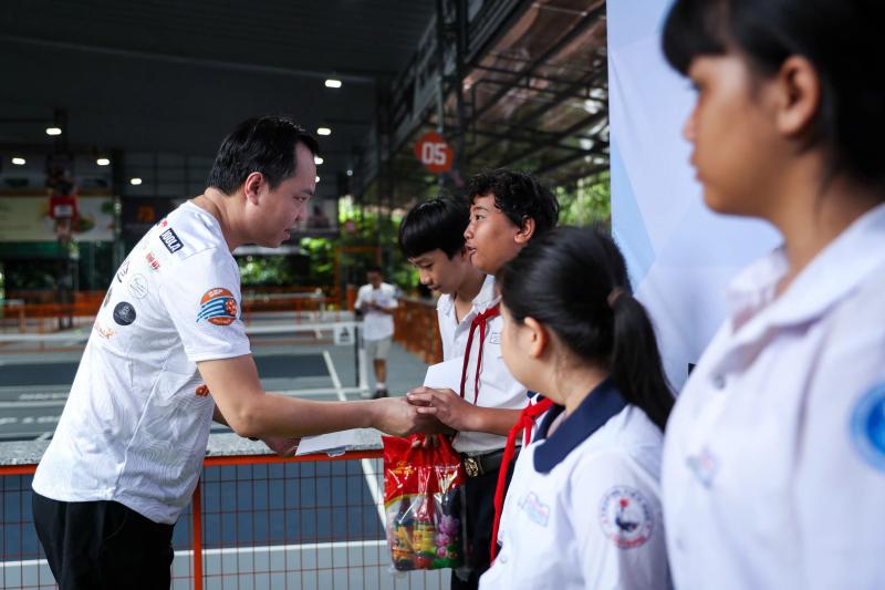 Trao trực tiếp 150 triệu đồng tại giải pickleball 'Cùng con đi tiếp cuộc đời' lần 3- Ảnh 9. Trao trực tiếp 150 triệu đồng tại giải pickleball 'Cùng con đi tiếp cuộc đời' lần 3- Ảnh 9.