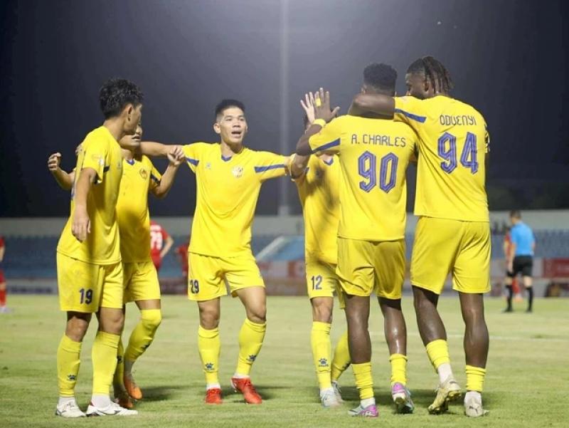 CLB Quảng Nam thoát hiểm giờ chót: Tìm đâu ra người đá V-League, HLV Quốc Anh ngồi ghế nóng?- Ảnh 1. CLB Quảng Nam thoát hiểm giờ chót: Tìm đâu ra người đá V-League, HLV Quốc Anh ngồi ghế nóng?- Ảnh 1.