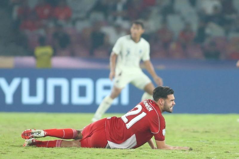 Ngôi sao nhập tịch U.23 Indonesia dán băng chằng chịt trước trận chung kết với Việt Nam- Ảnh 5. Ngôi sao nhập tịch U.23 Indonesia dán băng chằng chịt trước trận chung kết với Việt Nam- Ảnh 5.