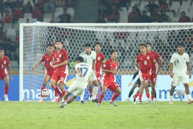 Ngôi sao nhập tịch U.23 Indonesia dán băng chằng chịt trước trận chung kết với Việt Nam- Ảnh 6. Ngôi sao nhập tịch U.23 Indonesia dán băng chằng chịt trước trận chung kết với Việt Nam- Ảnh 6.
