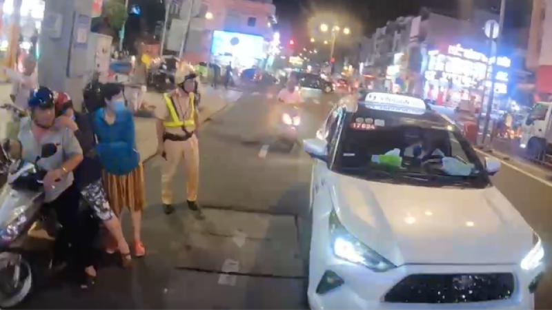 CSGT TP.HCM đón taxi, mở đường đưa người đi cấp cứu: Người dân phản ứng bất ngờ - Ảnh 1.