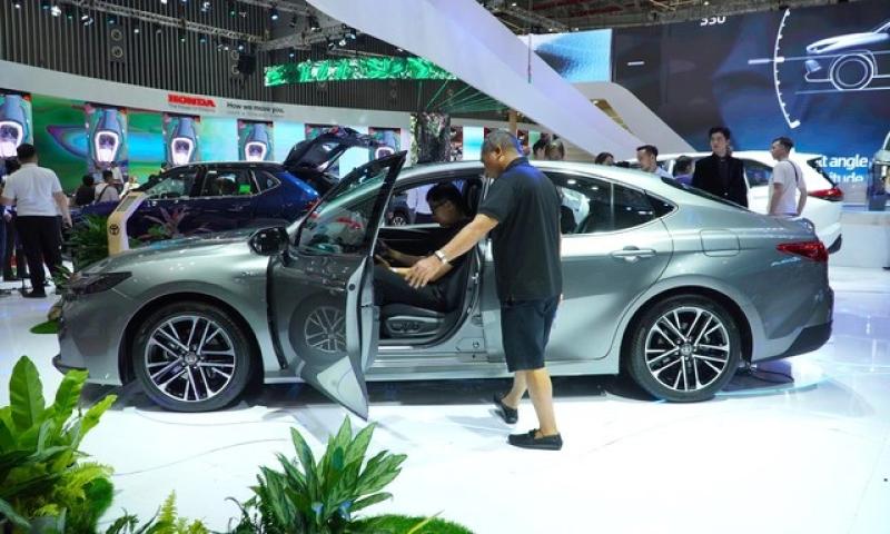 Sedan hạng D: Khách mua giảm sút, chỉ còn Toyota Camry và Kia K5 đua doanh số - Ảnh 2.