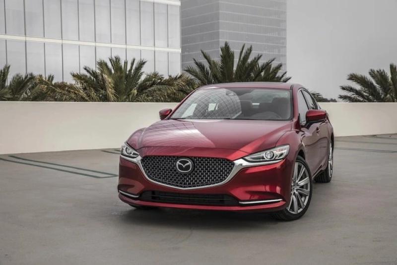 Sedan hạng D: Khách mua giảm sút, chỉ còn Toyota Camry và Kia K5 đua doanh số - Ảnh 3.
