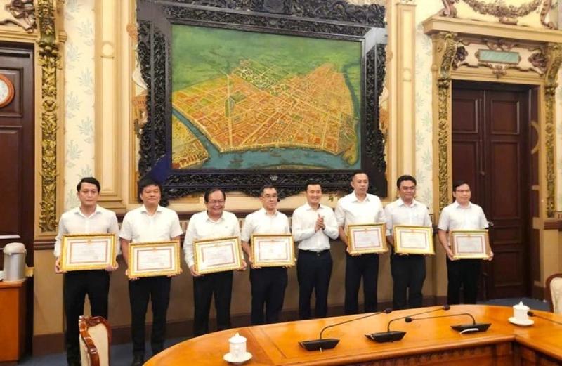 TP.HCM khen thưởng 10 tập thể, cá nhân tham mưu miễn giấy phép xây dựng - Ảnh 1.