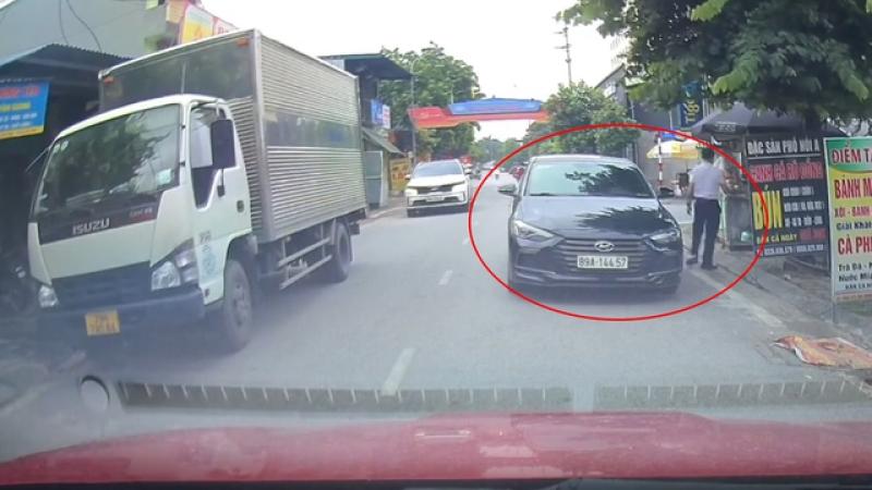 Kẹt xe vì... tài xế ngang nhiên đỗ ô tô trên làn ngược chiều - Ảnh 1.