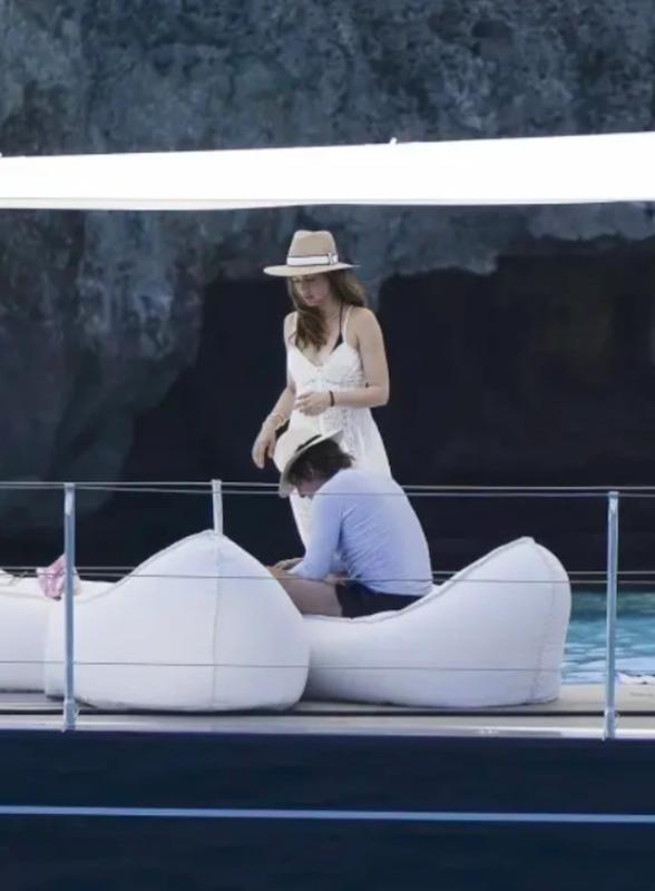 Tom Cruise lộ ảnh 'tay trong tay' Ana De Armas, ngầm xác nhận hẹn hò- Ảnh 3. Tom Cruise lộ ảnh 'tay trong tay' Ana De Armas, ngầm xác nhận hẹn hò- Ảnh 3.