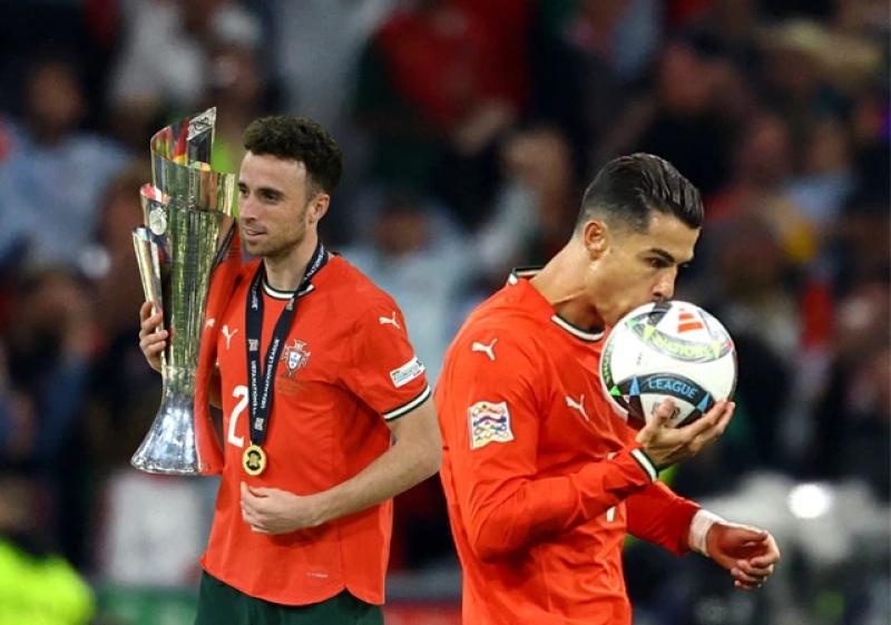 Lý do Ronaldo không dự tang lễ Diogo Jota: 'Anh ấy bị ám ảnh sâu sắc vì...'- Ảnh 1. Lý do Ronaldo không dự tang lễ Diogo Jota: 'Anh ấy bị ám ảnh sâu sắc vì...'- Ảnh 1.