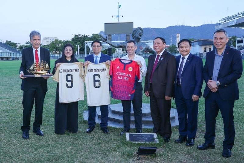 Thủ tướng Phạm Minh Chính thăm CLB bóng đá hàng đầu Brazil, tặng áo đấu CLB CAHN- Ảnh 2. Thủ tướng Phạm Minh Chính thăm CLB bóng đá hàng đầu Brazil, tặng áo đấu CLB CAHN- Ảnh 2.
