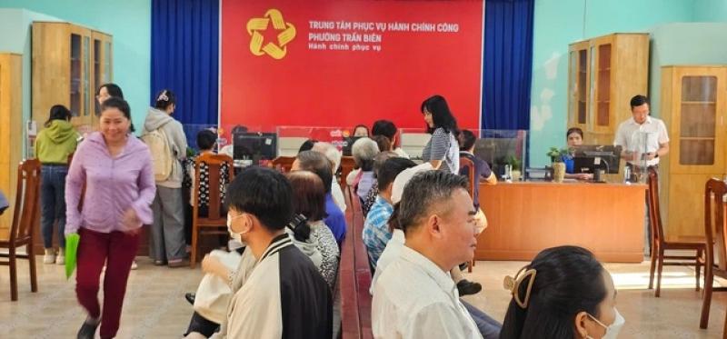 Đồng Nai: Rà soát tình trạng 'cò làm giấy tờ' tại trung tâm hành chính công- Ảnh 1. Đồng Nai: Rà soát tình trạng 'cò làm giấy tờ' tại trung tâm hành chính công- Ảnh 1.