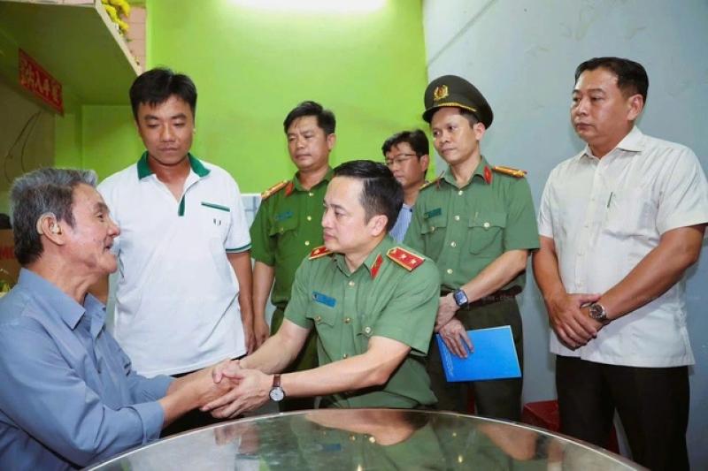 Trung tướng Mai Hoàng, Giám đốc Công an TP.HCM thăm các gia đình chính sách - Ảnh 1.