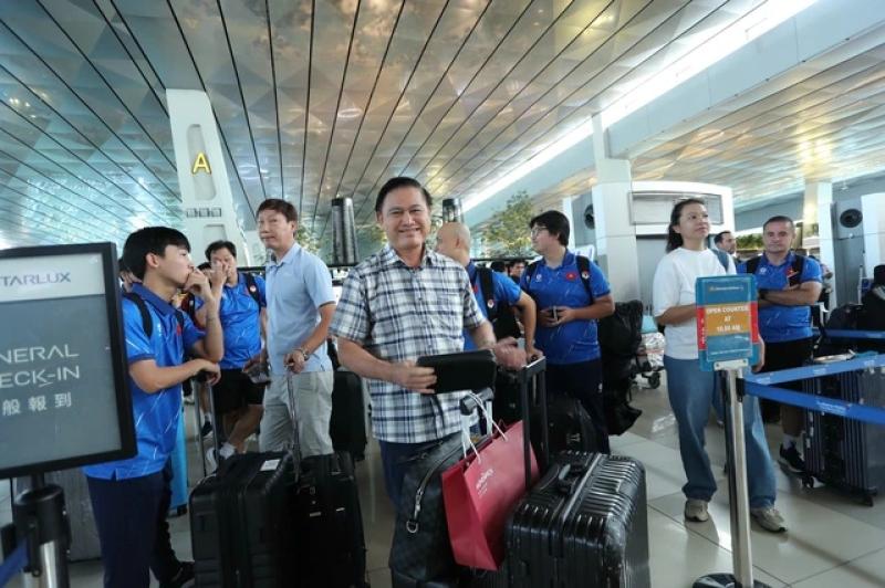 Đình Bắc ‘khệ nệ’ cầm cúp, CĐV Indonesia xin chữ ký U.23 Việt Nam ở sân bay- Ảnh 6. Đình Bắc ‘khệ nệ’ cầm cúp, CĐV Indonesia xin chữ ký U.23 Việt Nam ở sân bay- Ảnh 6.