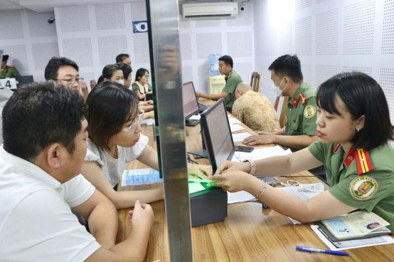 Người nước ngoài dễ dàng khai báo thuế khi có tài khoản VNeID- Ảnh 4. Người nước ngoài dễ dàng khai báo thuế khi có tài khoản VNeID- Ảnh 4.