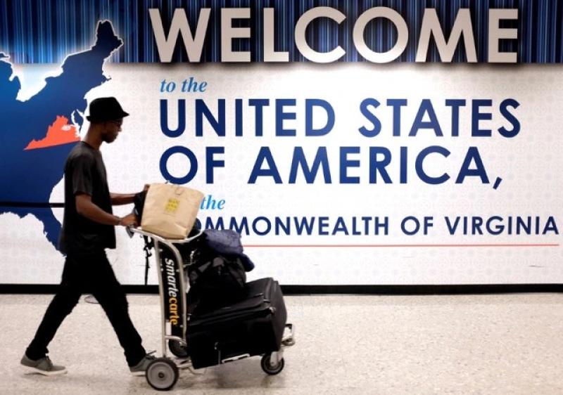 Người Việt đi Mỹ tốn thêm 'mớ tiền' nếu ông Trump áp phí visa 250 USD- Ảnh 1. Người Việt đi Mỹ tốn thêm 'mớ tiền' nếu ông Trump áp phí visa 250 USD- Ảnh 1.