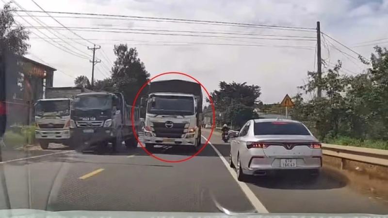 Tài xế ô tô con xanh mặt vì 'xe rau' cướp làn vượt ẩu - Ảnh 1.