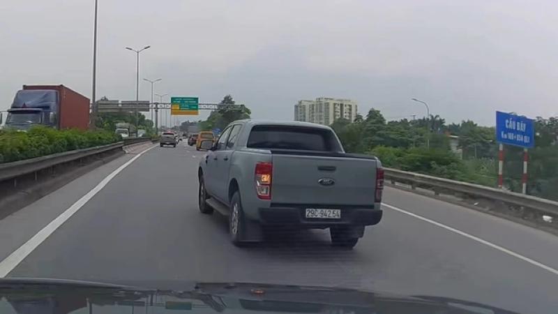 Xe bán tải nhập làn cao tốc bất chấp, suýt gây tai nạn liên hoàn - Ảnh 1.