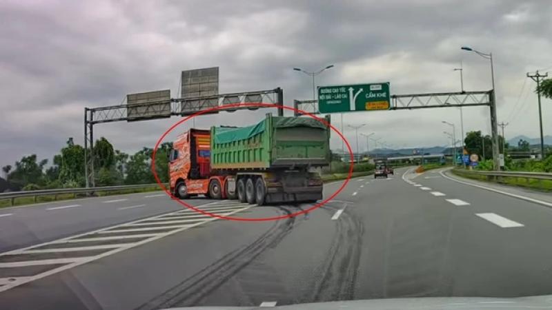 Kinh hoàng xe container quay đầu ‘như tự sát’ ngay trên cao tốc - Ảnh 1.