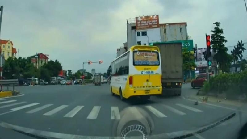 Xe khách gây tai nạn với xe container vì... cố vượt đèn đỏ - Ảnh 1.