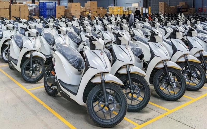 6 mẫu xe máy điện tại Việt Nam có thời gian sạc đầy pin nhanh nhất - Ảnh 3.