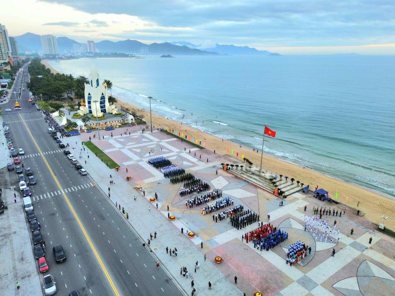 Khánh Hòa: Gần 1.300 người cùng chào cờ đón ‘kỷ nguyên mới’ của chính quyền địa phương- Ảnh 6. Khánh Hòa: Gần 1.300 người cùng chào cờ đón ‘kỷ nguyên mới’ của chính quyền địa phương- Ảnh 6.