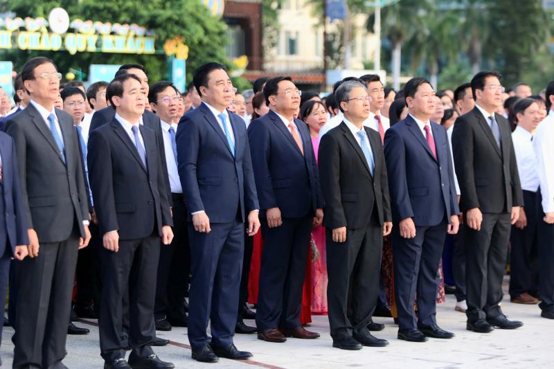 Khánh Hòa: Gần 1.300 người cùng chào cờ đón ‘kỷ nguyên mới’ của chính quyền địa phương- Ảnh 1. Khánh Hòa: Gần 1.300 người cùng chào cờ đón ‘kỷ nguyên mới’ của chính quyền địa phương- Ảnh 1.